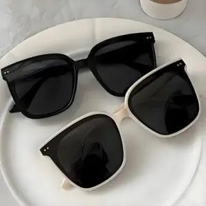 Minimalist Oval Sunglasses — Unisex Stylish Shades, UV400
