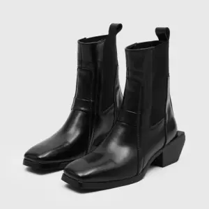 Classic Leather Chelsea Boots — Men's